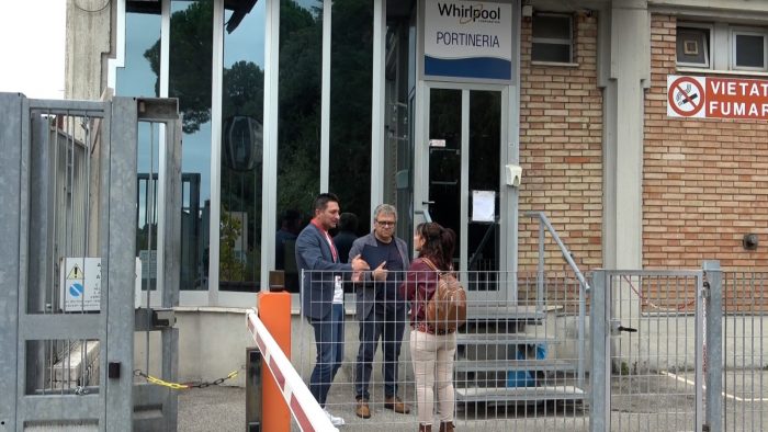 Whirlpool, i sindacati incontrano i lavoratori in attesa dell'anti-trust: "Clima di stanchezza"