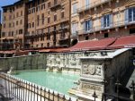 Siena, Fonte Gaia si illumina di rosso per la Giornata Mondiale della sclerosi multipla
