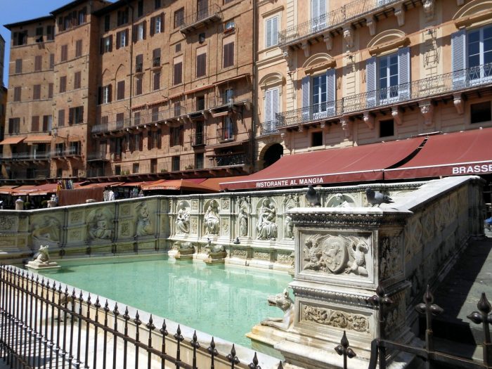 Alla scoperta di Fonte Gaia. Dal cantiere scuola alle viscere del Santa Maria della Scala in viaggio con le guide senesi