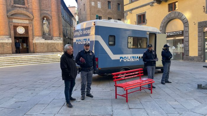 25 novembre, il camper della Polizia di Stato in Piazza Tolomei a Siena per informare e supportare le donne vittime di violenza