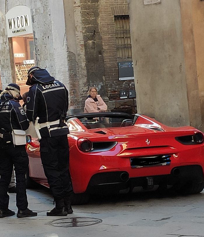 Siena, turista in Ferrari per il corso, scatta la multa della Polizia Municipale