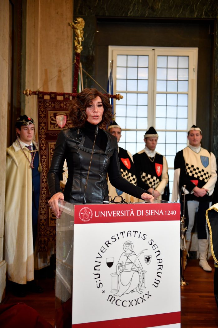 Ricercatori precari, attesa per il ministro Bernini a Siena con la "veglia funebre" contro i tagli alla ricerca