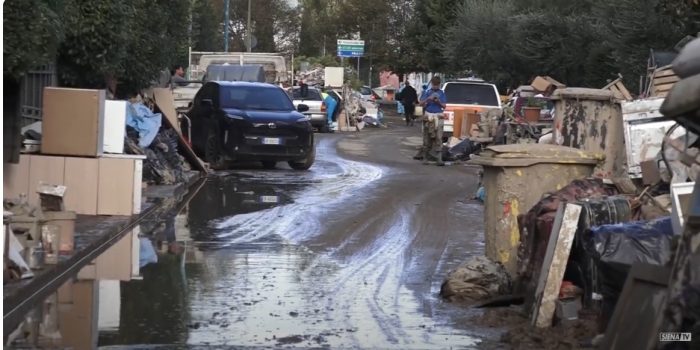 Volontari senesi a Campi Bisenzio: "Chi pu&ograve; venga, c'&egrave; bisogno di tutti"
