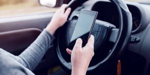 Sicurezza stradale, il 10% degli italiani gira un video mentre è al volante