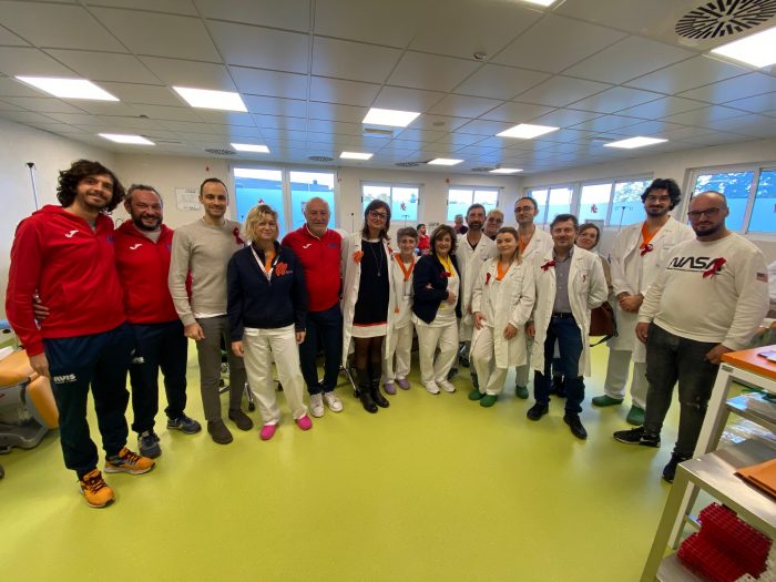 Ospedale Scotte Siena, spille e scarpette rosse accompagnano le donazioni di sangue per il 25 novembre