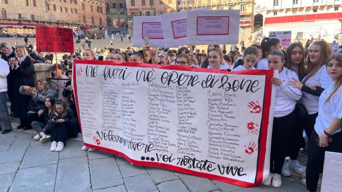 Violenza di genere, il flash mob degli studenti di Siena emoziona Piazza del Campo