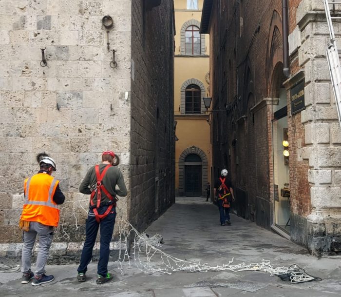 Siena, iniziato il montaggio delle luminarie natalizie in centro