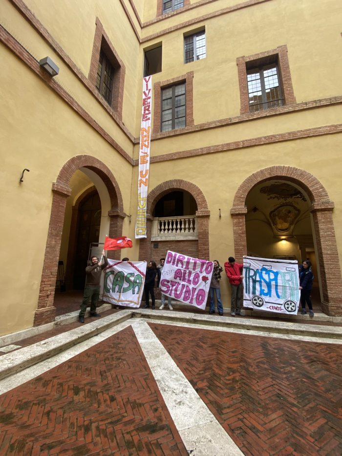 "Vivere e studiare a Siena &egrave; sempre pi&ugrave; difficile", manifestazione degli studenti Cravos