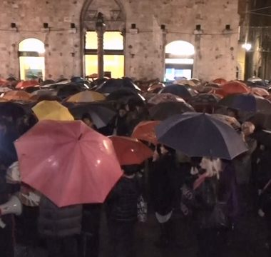 sit in violenza donne Piazza Tolomei (1)