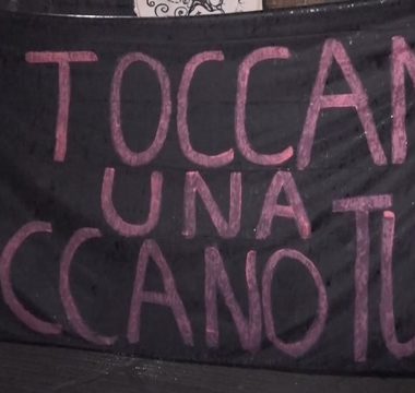 sit in violenza donne Piazza Tolomei (2)