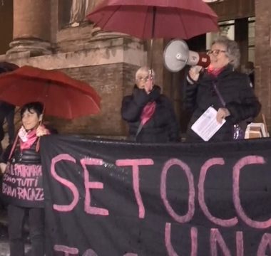 sit in violenza donne Piazza Tolomei (5)