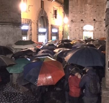 sit in violenza donne Piazza Tolomei (7)