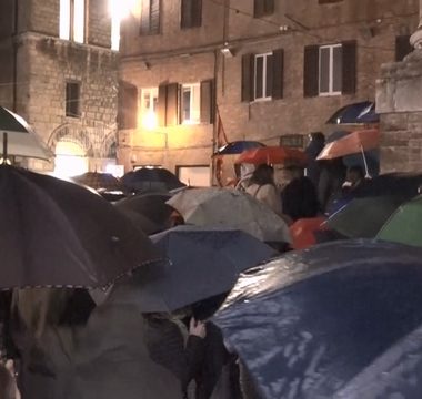 sit in violenza donne Piazza Tolomei (8)