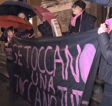 sit in violenza donne Piazza Tolomei (9)