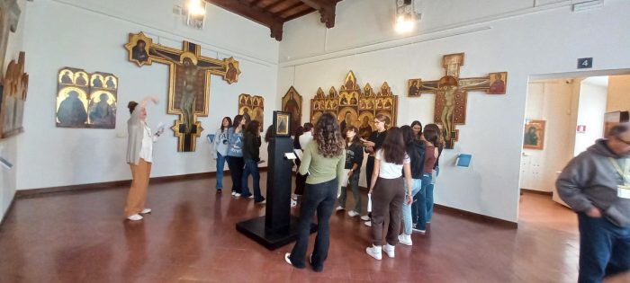 Siena, gli studenti del Monna Agnese fanno le guide in Pinacoteca ai ragazzi delle medie