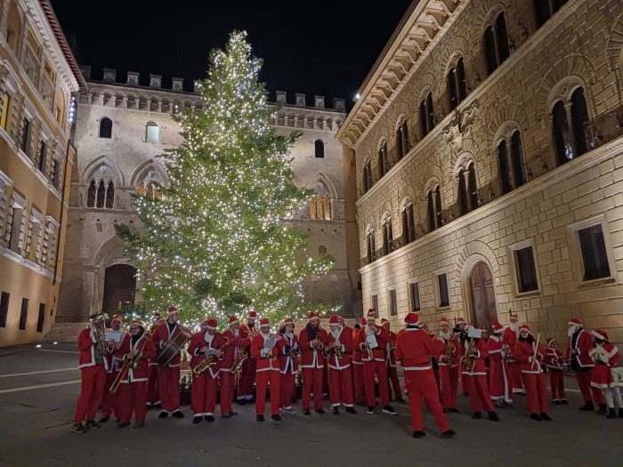 I Babbi Natale della Banda Città del Palio allietano Siena - Il video