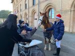 Siena, nipote porta il cavallo al Campansi per fare visita al nonno. Una bella storia di Natale