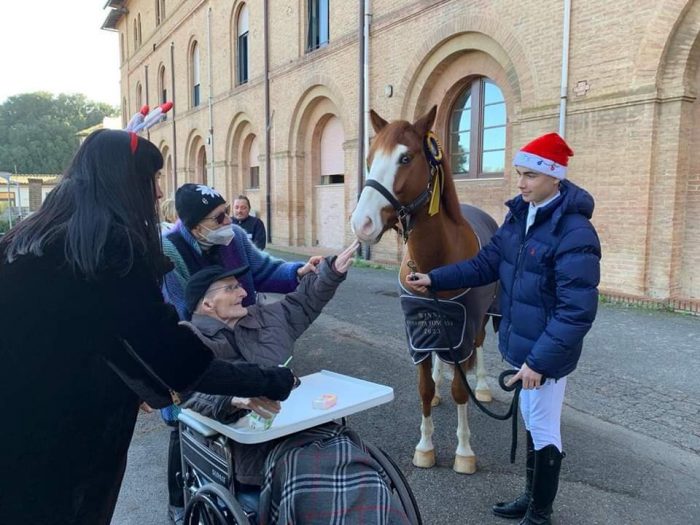 Siena, nipote porta il cavallo al Campansi per fare visita al nonno. Una bella storia di Natale