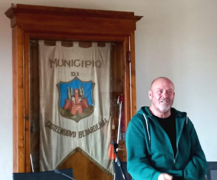 Castelnuovo, in pensione dopo 35 anni di servizio, il brindisi in Comune