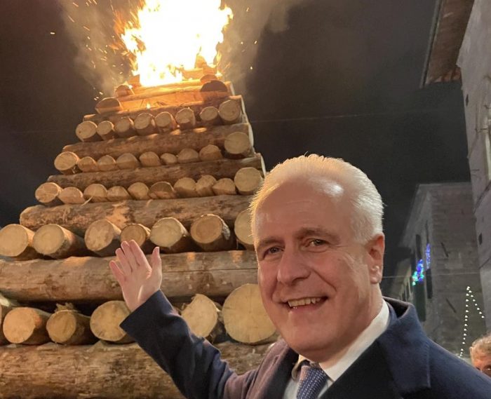 Natale, in 15mila alle "fiaccole" di Abbadia San Salvatore. C'era anche Eugenio Giani