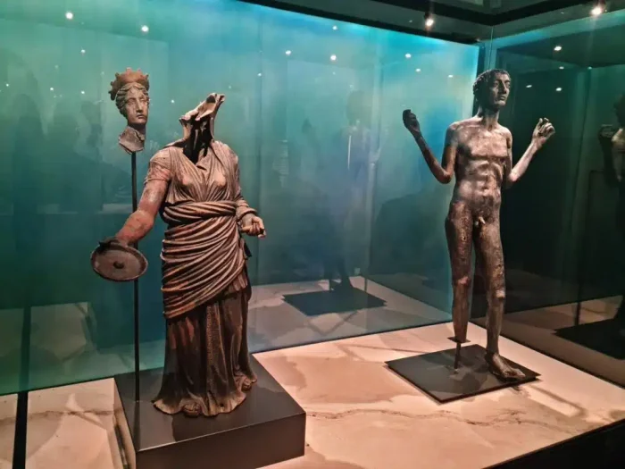 Bronzi di San Casciano, nuovi reperti restaurati in mostra al Museo archeologico di Napoli