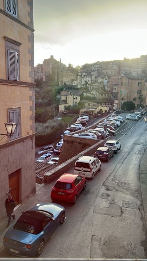 Attimi di paura in centro a Siena, giovane cade da un muretto in Piazza del Mercato