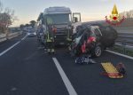 Scontro mezzo pesante-auto sull'A1, i vigili del fuoco di Siena estraggono due feriti dalle lamiere