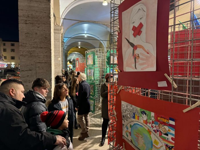 Colle: "Un poster per la pace", in piazza Arnolfo esposti oltre 80 disegni degli studenti colligiani
