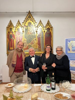 Siena, il mitico "Robertino" a 85 anni serve l'aperitivo agli Amici della Pinacoteca