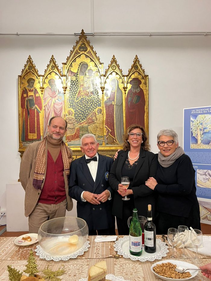 Siena, il mitico "Robertino" a 85 anni serve l'aperitivo agli Amici della Pinacoteca