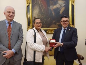 Studierà a Siena Mona, attivista iraniana che rischiava la pena di morte: "Adesso sono libera"