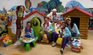 I clown di Nasienasi Vip Siena fanno visita ai bambini in ospedale la mattina di Natale