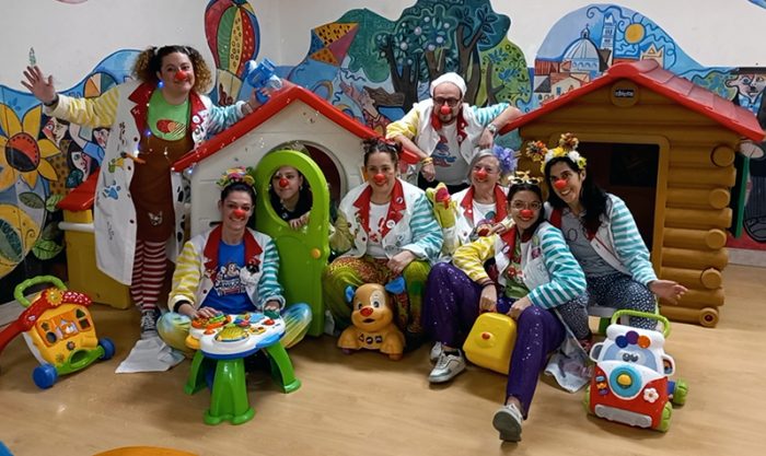 I clown di Nasienasi Vip Siena fanno visita ai bambini in ospedale la mattina di Natale