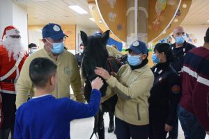 Alle Scotte di Siena il Babbo Natale dei Carabinieri arriva insieme ad un cavallino di Monterufoli