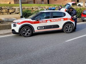 Siena: incidente tra un'auto e una moto alla rotatoria di Viale Mazzini, traffico bloccato