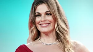 Vanessa Incontrada apre la sua bancarella al Mercatino di Natale di Montepulciano