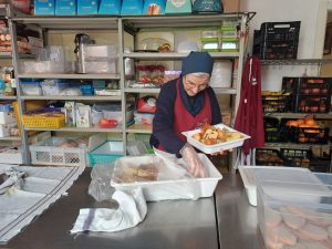 L’altro Natale di Siena, porte aperte alla mensa dei poveri. Oltre 70 a tavola