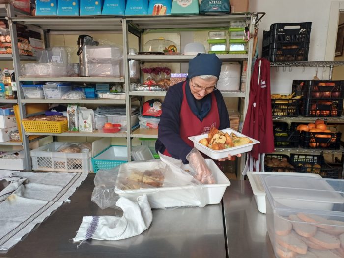 L’altro Natale di Siena, porte aperte alla mensa dei poveri. Oltre 70 a tavola