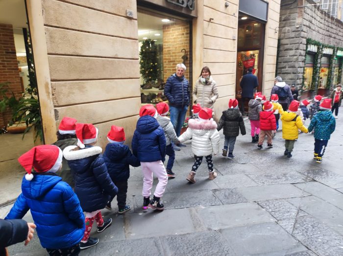 Piccoli Babbo Natale in giro per Siena, gita in centro della scuola d'Infanzia "Il Castagno"