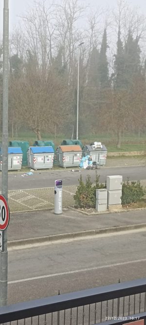 Siena, il cassonetto &egrave; bloccato e i rifiuti sono sparsi ovunque