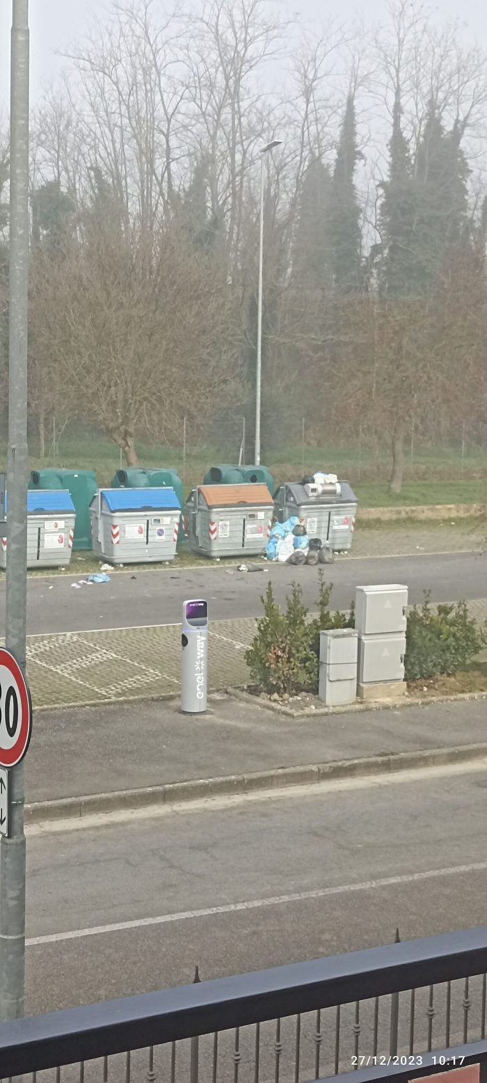 Siena, il cassonetto &egrave; bloccato e i rifiuti sono sparsi ovunque
