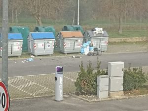 Siena, il cassonetto &egrave; bloccato e i rifiuti sono sparsi ovunque