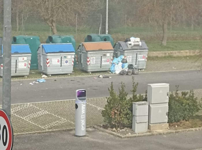 Siena, il cassonetto &egrave; bloccato e i rifiuti sono sparsi ovunque