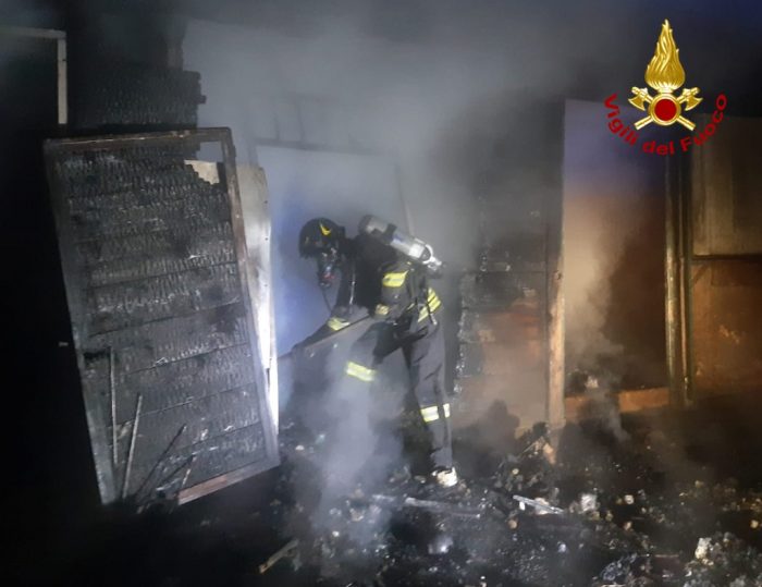 Poggibonsi: incendio divampa nei box, paura al maneggio di Staggia