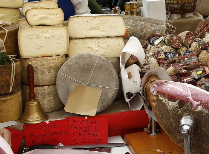 Natale, 6 cittadini toscani su 10 nei mercatini a caccia di regali enogastronomici