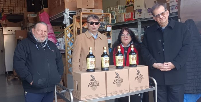 Natale e solidarietà: Terrecablate dona 130 bottiglie di olio alla Caritas di Siena