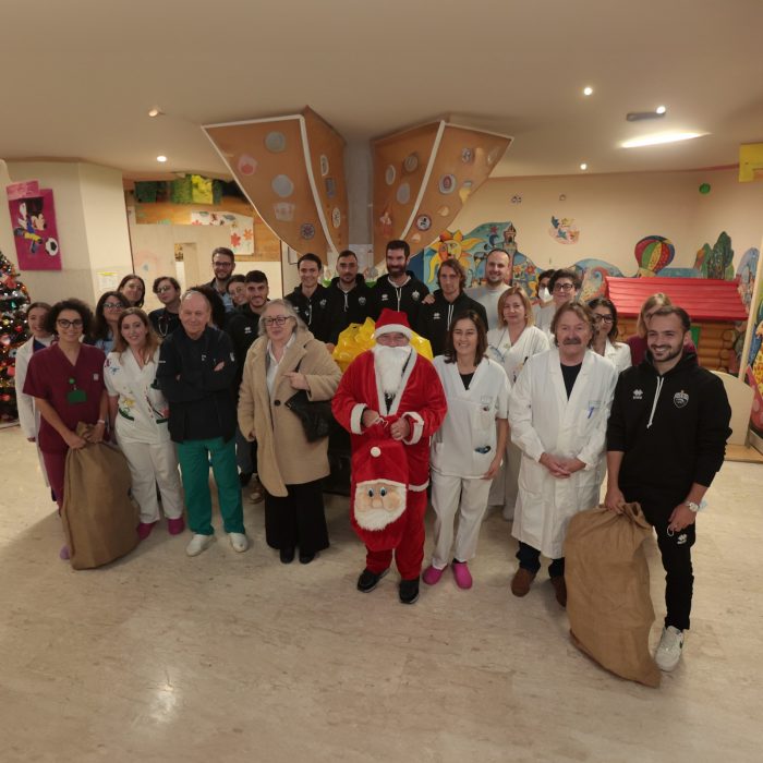 Siena Fc, i giocatori visitano per Natale i piccoli pazienti della pediatria delle Scotte