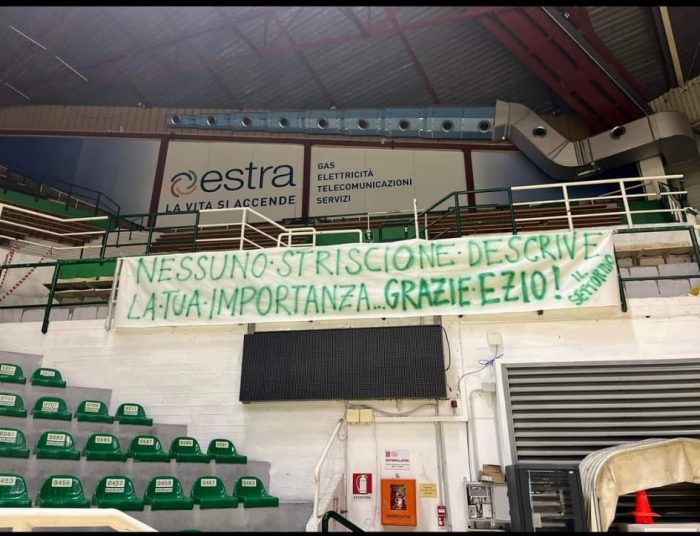 Uno striscione per Ezio Cardaioli al palasport di Siena