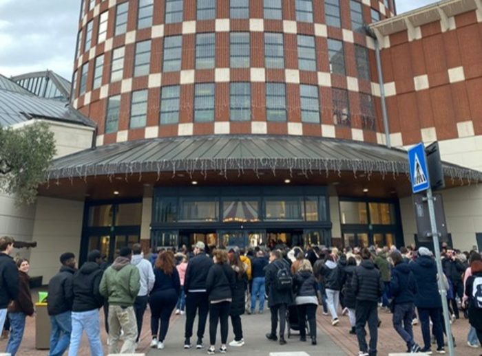 Saldi invernali al via, presi d'assalto I Gigli. Oltre mille persone in fila in attesa dell'apertura