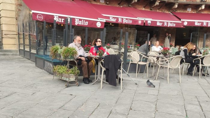 Alessandro Haber a Siena si gode Piazza del Campo, prima dello spettacolo ai Rinnovati "La signora del marted&igrave;"